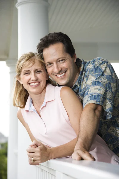 Gelukkige paar op veranda van huis — Stockfoto