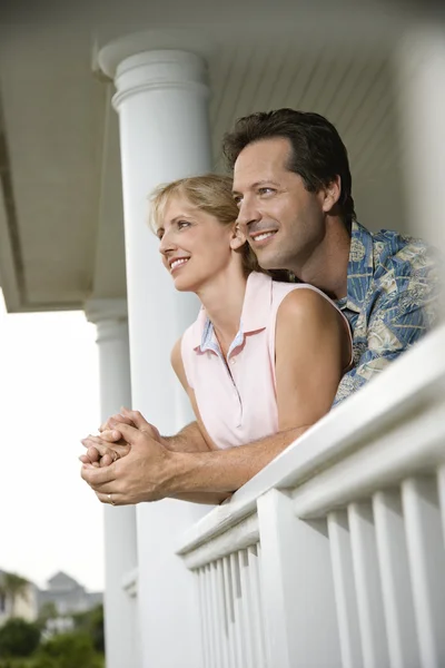 Gelukkige paar op veranda van huis — Stockfoto