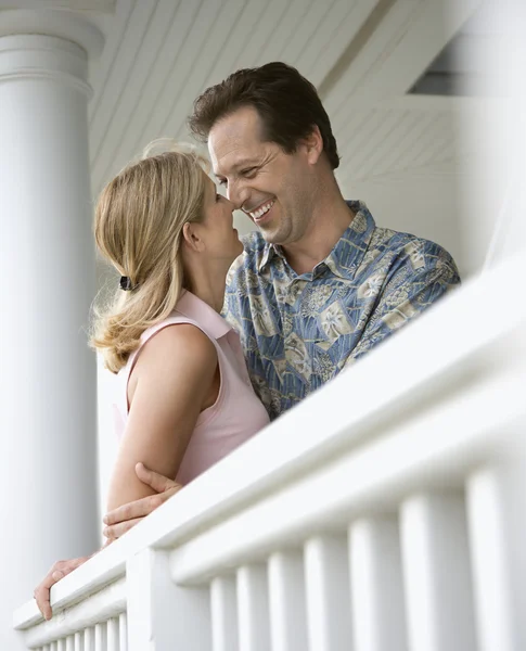Šťastný pár na verandě domu — Stock fotografie