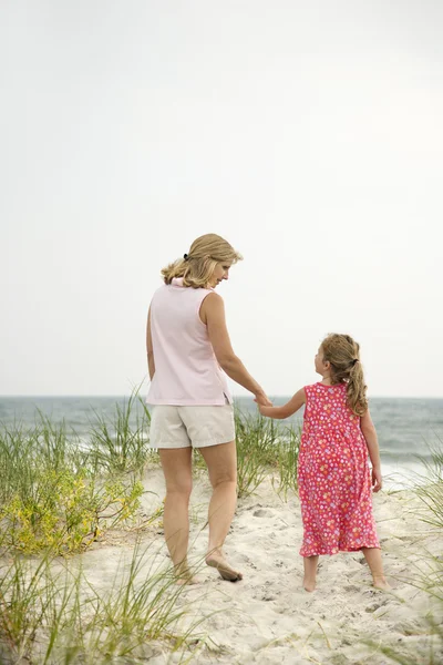 妈妈和女儿在海滩上. — 图库照片
