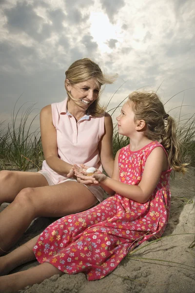 Madre e figlia a il spiaggia — Foto Stock