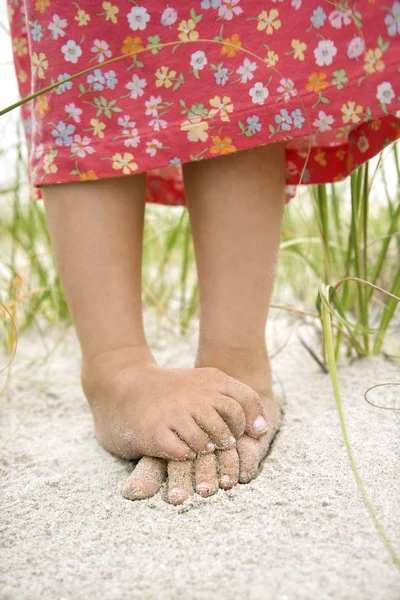 Kis lányok lábát a homokba — Stock Fotó