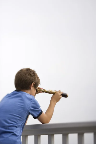Rapaz a olhar através do telescópio. — Fotografia de Stock