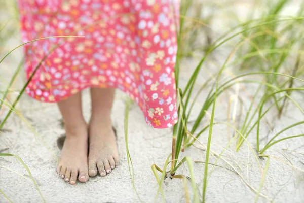Μικρά κορίτσια πόδια στην άμμο — Φωτογραφία Αρχείου
