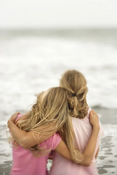 在海滩的母亲和女儿 — 图库照片
