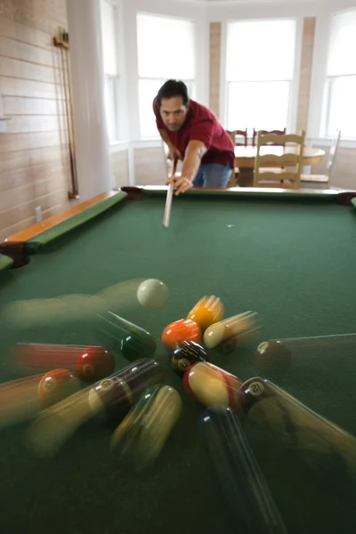 Чоловік грає басейн — стокове фото
