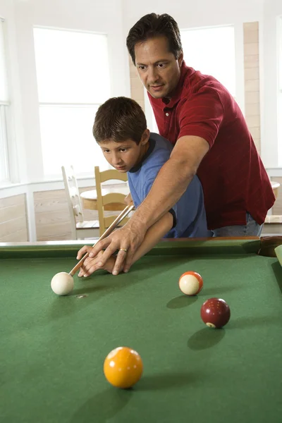 Otec a syn hrát kulečník — Stock fotografie