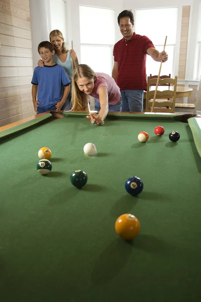 Familj spelar pool i gillestugan — Stockfoto