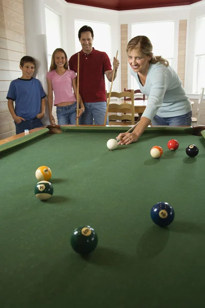 Familie spielt Pool im Rec-Raum — Stockfoto
