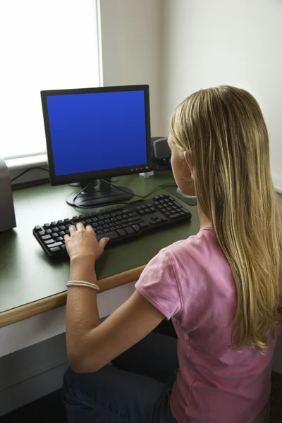 Κοπέλα που δούλευε σε υπολογιστή. — Φωτογραφία Αρχείου