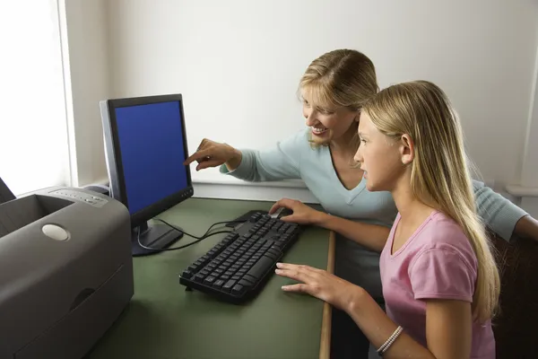 Μητέρα και κόρη στον υπολογιστή. — Φωτογραφία Αρχείου