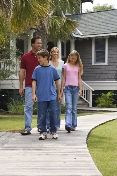 Vierköpfige Familie zu Fuß. — Stockfoto