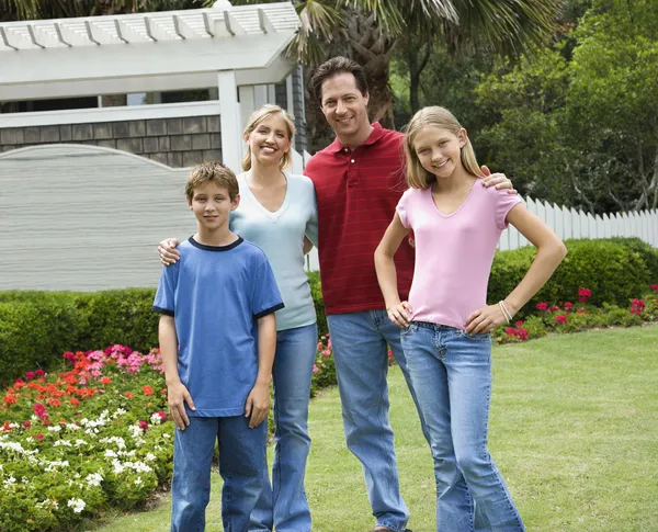 Portrait of family in yard. — Stock Photo, Image