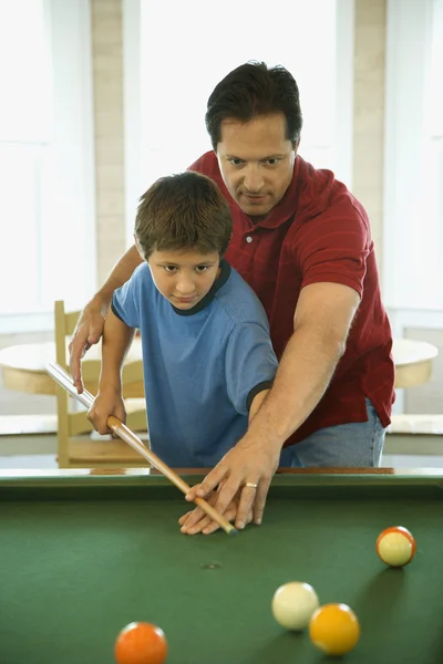 Πατέρας και γιος, παίζοντας μπιλιάρδο — Φωτογραφία Αρχείου