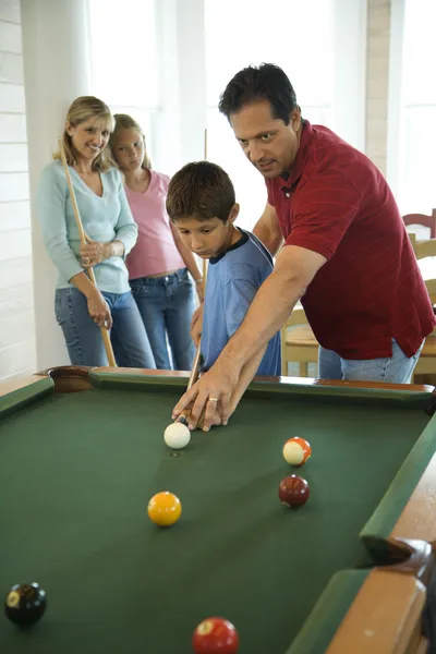 Familj spelar pool — Stockfoto