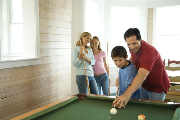 Familie pool spelen — Stockfoto