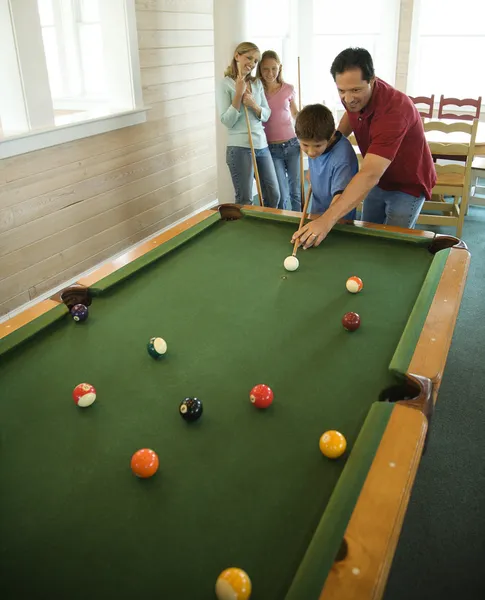 Familie spielt Pool — Stockfoto