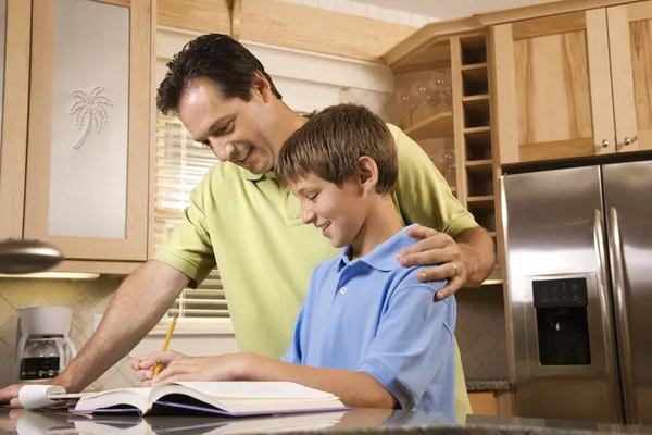 Vader die de Zoon helpt met huiswerk — Stockfoto