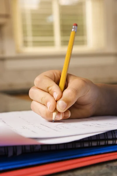 Παιδί που γράφει στο σημειωματάριο — Φωτογραφία Αρχείου