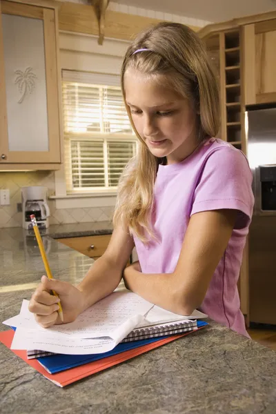Lány házi feladatot csinál. — Stock Fotó