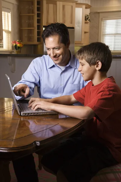 Άνθρωπος και μικρά αγόρι σε φορητό υπολογιστή — Φωτογραφία Αρχείου