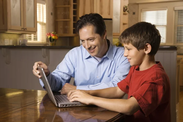 Człowiek i młody chłopiec na laptopie — Zdjęcie stockowe