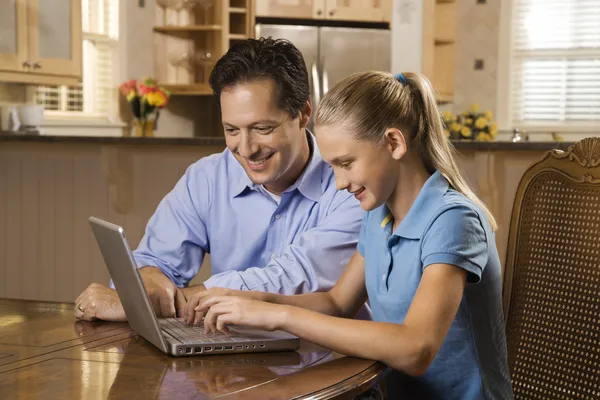 Hombre y chica trabajando en el ordenador portátil —  Fotos de Stock