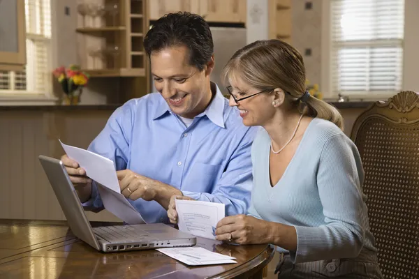 Para płacąc rachunki online — Zdjęcie stockowe