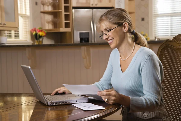Женщина на компьютере. — стоковое фото