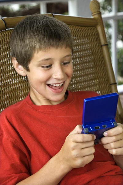 Menino jogando jogo de vídeo. — Fotografia de Stock