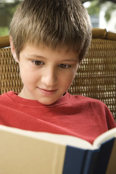 Fiú olvasás könyv. — Stock Fotó