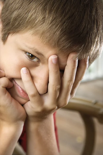 Ragazzo con mano sul viso . — Foto Stock