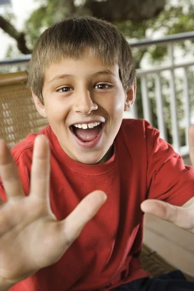 Мальчик со счастливым выражением . — стоковое фото