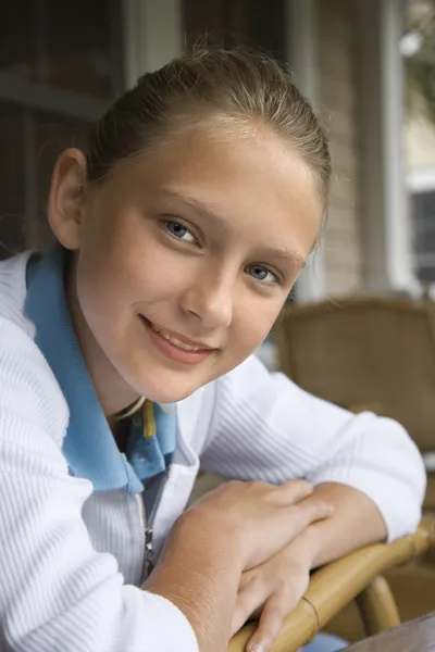 Porträt eines lächelnden Mädchens. — Stockfoto