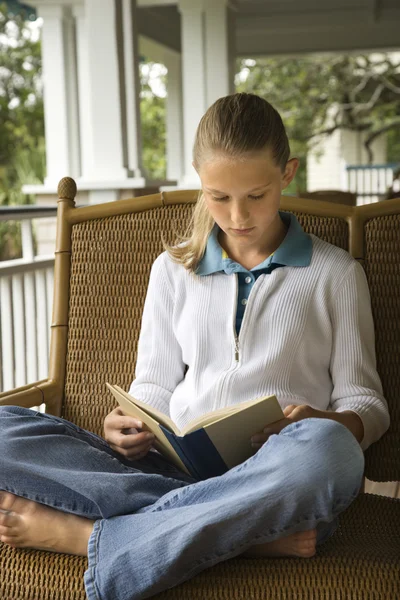 Νεαρή κοπέλα διαβάζει βιβλίο — Φωτογραφία Αρχείου