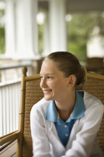Młoda dziewczyna na ganku uśmiechający się — Zdjęcie stockowe