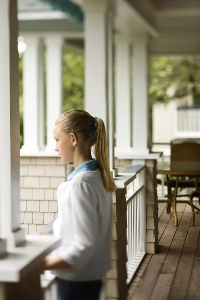 Meisje permanent op veranda. — Stockfoto
