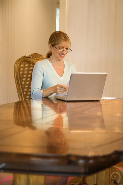 Женщина смотрит на компьютер . — стоковое фото