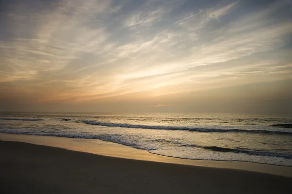 Plaża o zachodzie słońca. — Zdjęcie stockowe