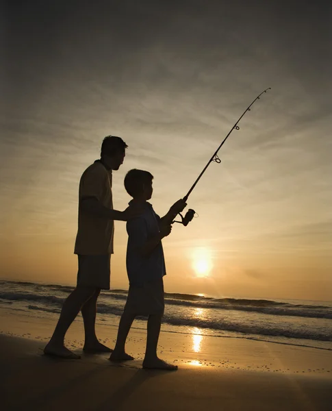 男人和年轻的男孩在冲浪人捕鱼和在冲浪人钓鱼的小男孩和年轻男孩在冲浪钓鱼 — 图库照片