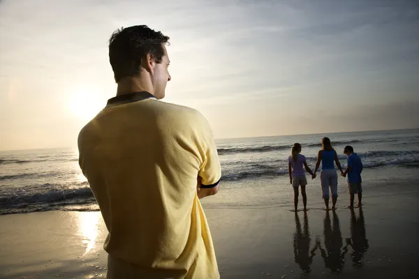 Familie op strand. — Stockfoto