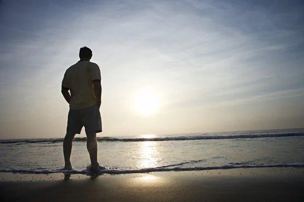 Mann allein am Strand. — Stockfoto