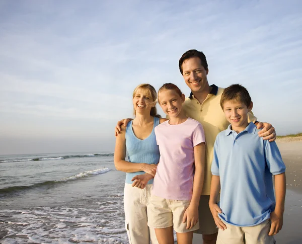 微笑在海滩上的家庭. — 图库照片