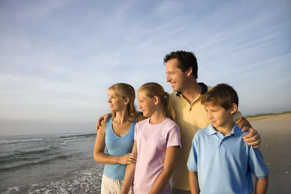 微笑在海滩上的家庭. — 图库照片