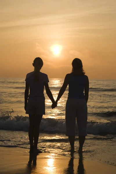 Mamma och dotter på sunrise. — Stockfoto