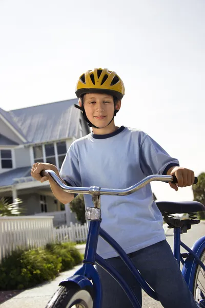 Chlapec na kole. — Stock fotografie