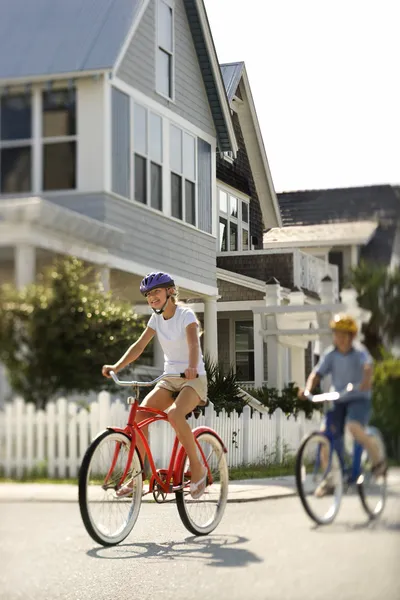 Adolescentes montando bicicletas — Foto de Stock