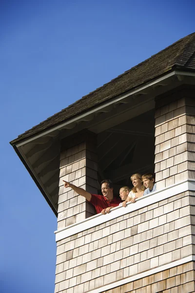 Familia mirando por la ventana de la torre — Foto de Stock