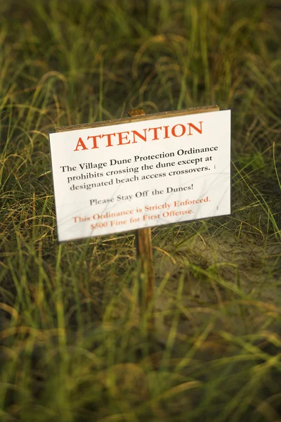 Strand bleibt von Dünen Warnschild. — Stockfoto