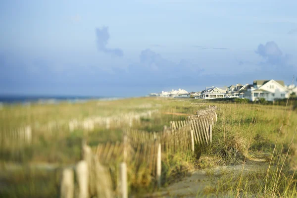 Strand huizen met uitzicht op oceaan. — Stockfoto